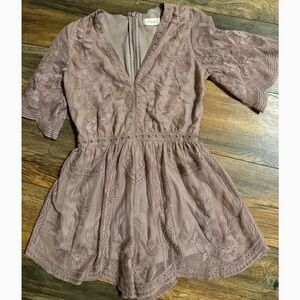 Altar’d State Size Small Alderny Lilac Lace Floral Short Romper Bell Sleeve LNC